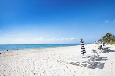 Image de Beachfront 3br +1 Main Floor Condo, Private Veranda & Plunge Pool, in Mareazul