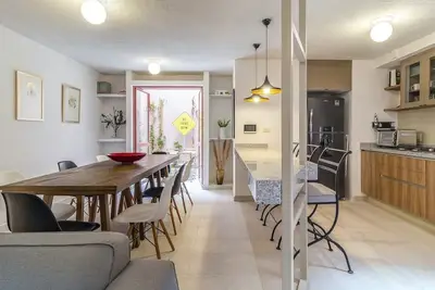 Image de Big cozy apartment, top location. 4bd 3ba. 150mbps