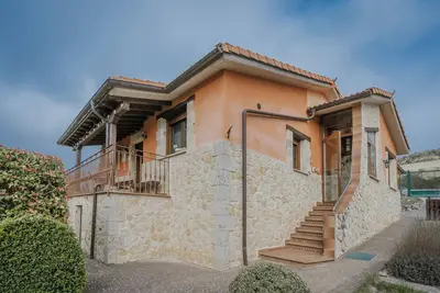 Image de Maison de campagne \"La Cardeñuela\" avec vue sur les montagnes, terrasse privée et Wi-Fi