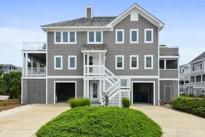 Image de Private Beach Access, Ocean Views, Modern Design