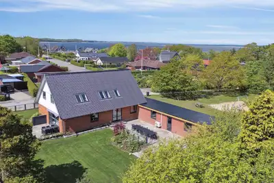 Image de Near beach and golf, with multi-purpose room.