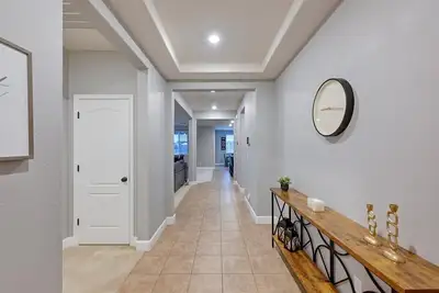 Image de Charming and spacious 3-bedroom 2-bath house  with modern living amenities.