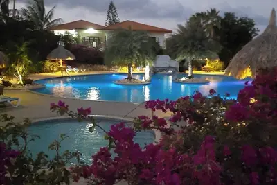 Image de A small mansion with a large swimming pool in a botanical garden