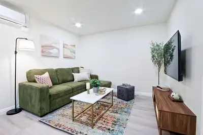 Image de Bright Suburban Pad • King Bed