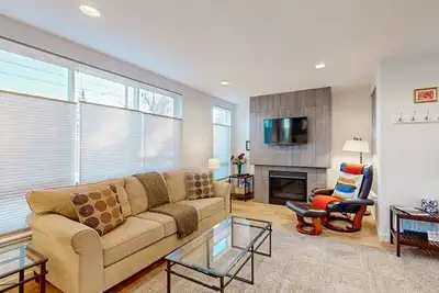 Image de Charming Seattle home with private backyard, Bbq, and spacious living area