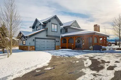 Image de Spacious home with fully stocked kitchen, W/D, fast wifi & large deck