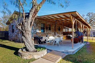 Image de Cozy house with patio, large backyard, living room & Wifi