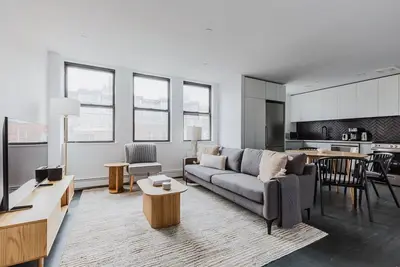 Blueground | Dumbo, rooftop & w/d, nr bridge