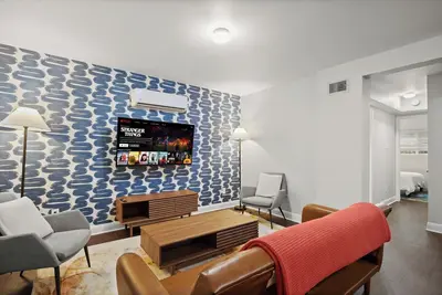 Image de 5 Min Drive to Dt | 500 Mbps | On site Free Parking | King bed | Washer & Dryer