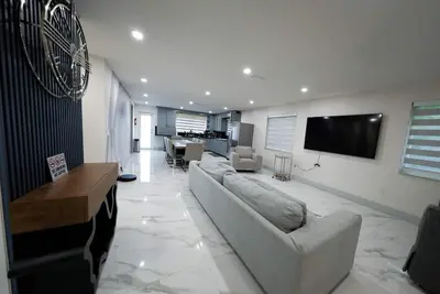 Image de Upscale 3br/3ba Waterfront Apt /Sleep 7