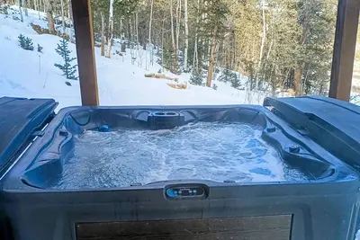 Image de Cozy cabin with full kitchen, large deck, W\/D & private hot tub