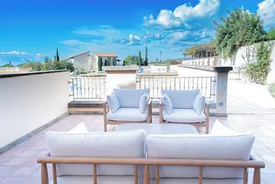 L12 Adjacent aux collines d'Aphrodite - Vue sur la piscine, grande terrasse