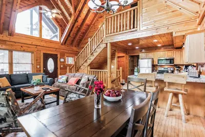 Image de Resort Cabin w/ Hot Tub, Pool Table, Deck Views | Summit View Way by AvantStay