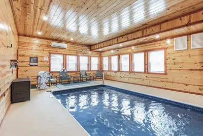 Image de Sleeps 18! Indoor Pool, Hot Tub, Theater, Game Room | Laurel Point by AvantStay