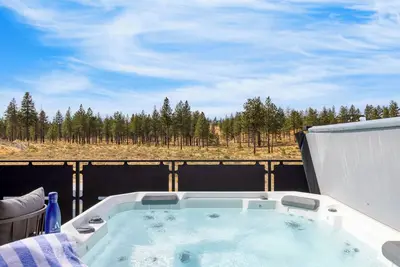 Image de 1208 Aerie #200 | Minutes to Downtown and Old Bend | Private Hot Tub