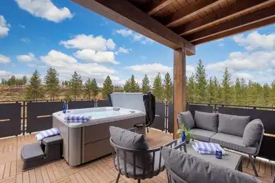 Image de 1212 Aerie #300 | Hot Tub & Mountain View | Prime Downtown Location