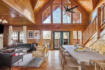 Image de Sleeps 16! Hot Tub, View | Mins from Dollywood | Bears Den Way by AvantStay
