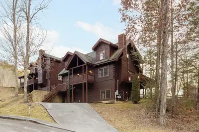 Image de Redesigned, Hot Tub, Firepit, Billiards | Pigeon Forge | Riverbend by AvantStay