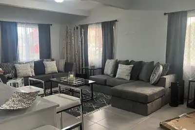 Image de Modern 3br/3ba Prime location for families or groups. 5mins to Beach & Shopping