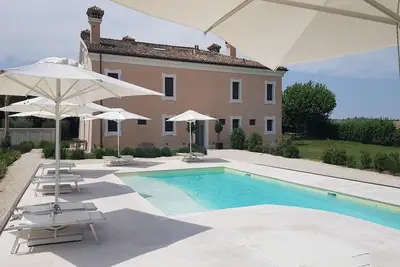 Image de Manoir à Marche avec piscine et vue mer