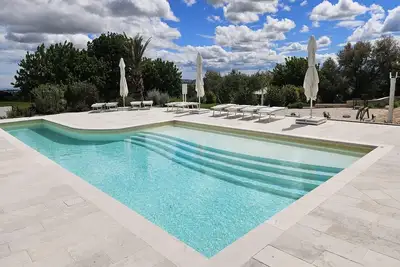Image de Manoir à Marche avec piscine et vue mer