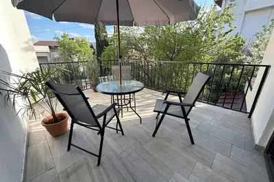 Image de Three Palms House – Where Comfort Meets Timeless Charm