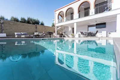 Image de Villa with heated pool 2 steps from the sea