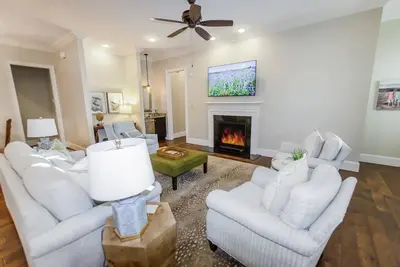 Image de Gorgeous Condo Close to Campus & the Square!