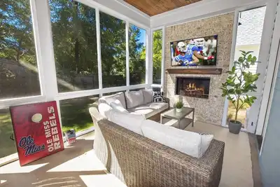 Image de Less than 1 Mile to the Square! Outdoor Fireplace