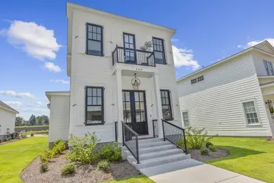 Image de The Bluebonnet - Stunning Southern Charm Retreat!