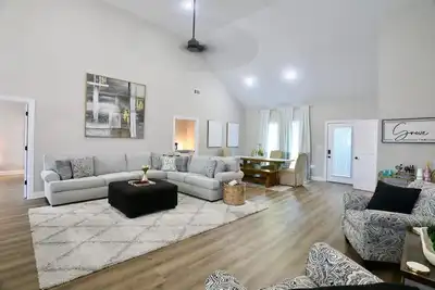 Image de Good Grove Times – 4 King Suites + Porch Swing!