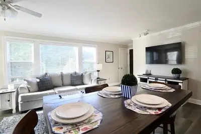 Image de Walk to Campus! So close to The Square!