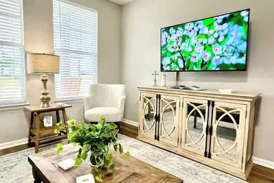 Image de Charming Oxford Retreat with 3 Bedroom Suites!