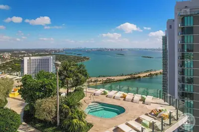 Image de Luxury 3-Bedroom Condo in Edgewater