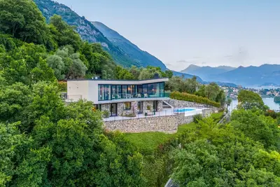 Image de Superbe villa neuve avec piscine et vue sur le lac! - Villa Gabriella