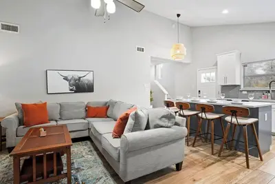 Image de Enjoy the contemporary luxury in this comfortable 3br house, ideally situated near the University of Texas and its sporting venues. Visit top restaurants, shops, and other attractions within mins. It features everything you may desire during your vis