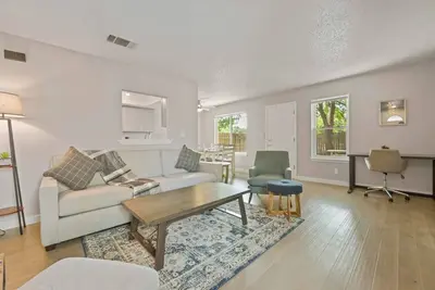 Image de Airy and cheerful, newly renovated home is your sanctuary in bustling North Austin! 1, 100+ Sf of living area with roomy walk-in closets and large private backyard let you unpack and unwind.