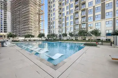 Image de Modern 2br Near Dubai Hills Mall | Pool, Gym, Free Parking