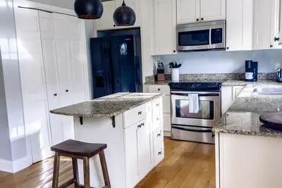 Downtown Ocean Springs 2 bed 2. 5 bath with garage