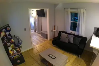 Image de Creekside oasis with  movie room