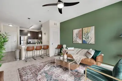 Image de Cozy Top-Floor Retreat | Pool, Gym & Free Parking