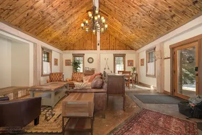 Image de One of a kind 5 bedroom cabin, downtown location,