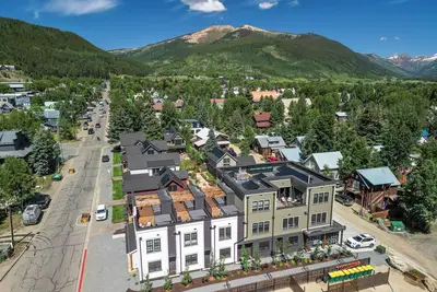 Image de Grand Mountain Retreat: 6 Cottages & 6 Townhomes for Up to 89 Guests