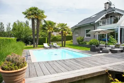 Image de Villa en bord de lac, avec piscine privée et ponton