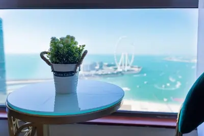 Image de Luxury 2br apartment with full Ain Dubai view