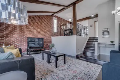 Image de Edmonton House w/5 Bedrooms/3 Bathrooms and 2 Kitchens & Fenced Yard.