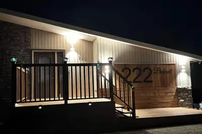 Image de Russell Retreat, w/ fireplace, fenced in yard, close to great fishing