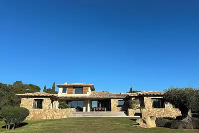 Belle villa dans un domaine privé avec accès à pieds à la plage, 4 ch, piscine.