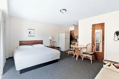 Image de Hawaiian Escape: Comfortable Studio w/ Kitchen and Pool – Heart of Waikiki