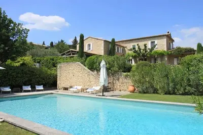 Image de Bastide avec piscine, 3 terrasses dans un écrin de verdure